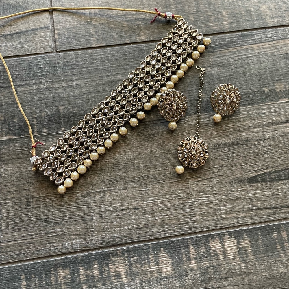 Choker set with earrings and tikka - Picture 4 of 6